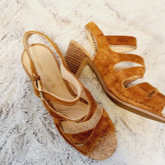 CLARKS TAN SUEDE BLOCK HEEL STRAPPY SANDAL SIZE 9 - Picture 1 of 7